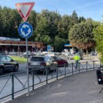 Ciclista in centro a L'Aquila, mobilità urbana in bicicletta