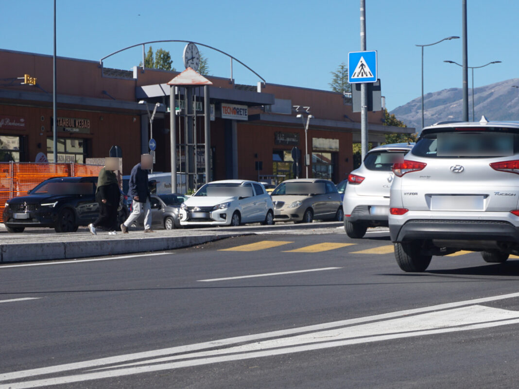 anziani in difficoltà nell'attraversare la strada