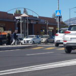 anziani in difficoltà nell'attraversare la strada